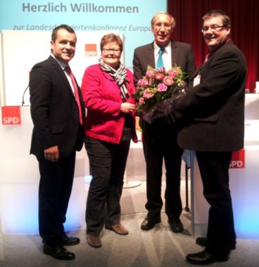 Zu den ersten Gratulanten gehören (von links) Jens Guth, Bettina Brück MdL und Michael Maurer